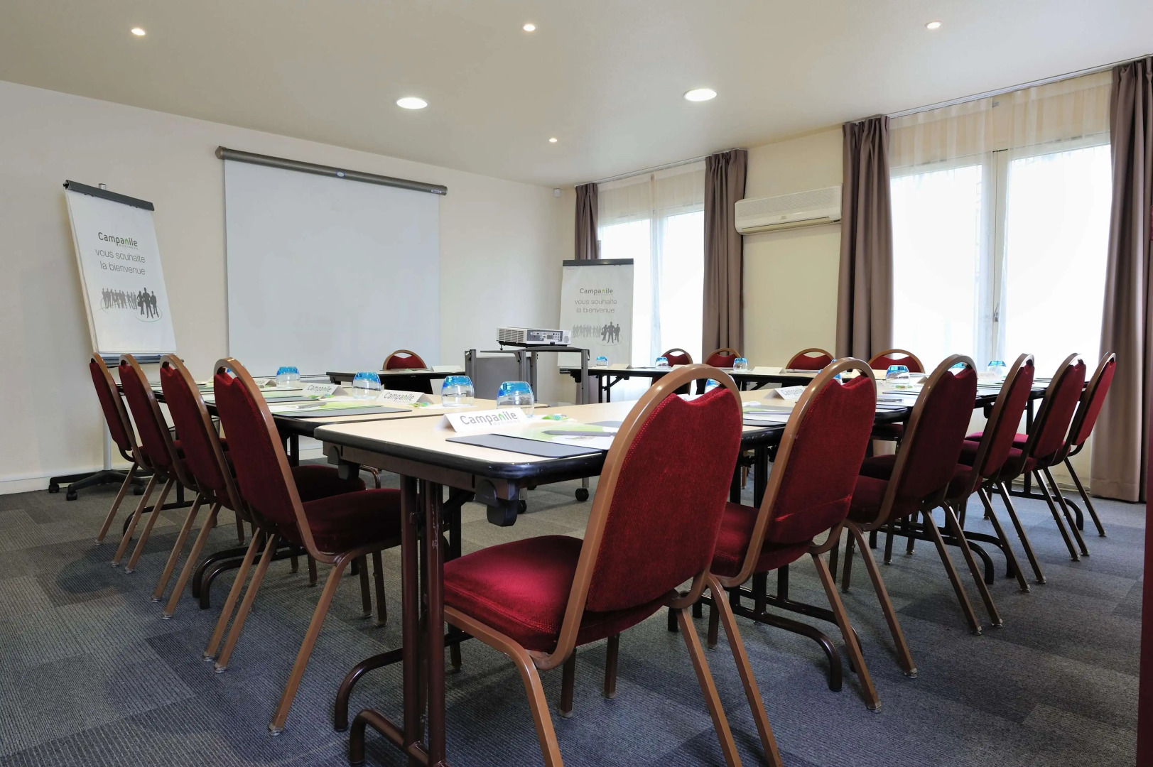 Campanile Lyon Est - Aéroport Saint Exupéry