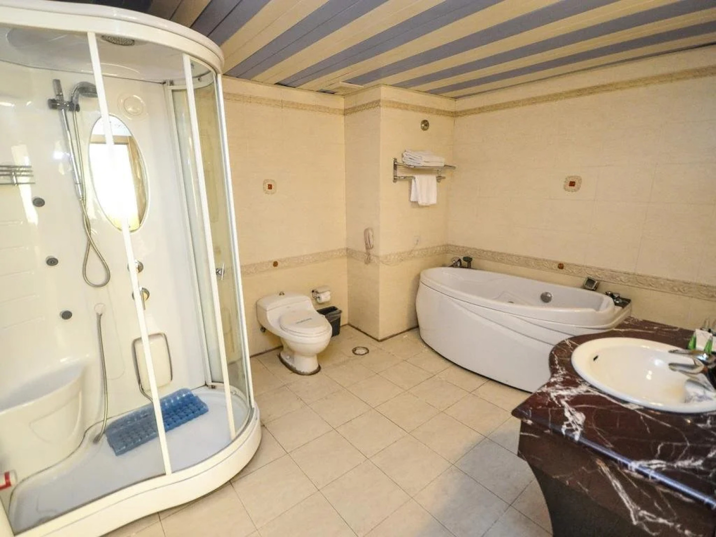 Qinhuangdao Xiadu Garden Hotel (People's Square)