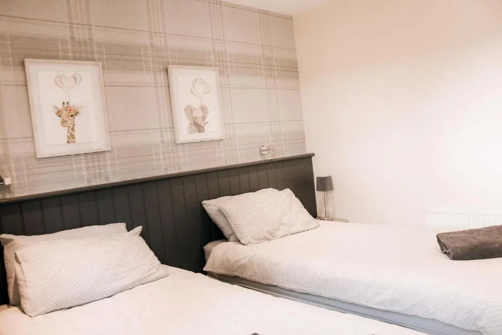 Keer Side Lodge, Luxury lodge with private hot tub at Pine Lake Resort