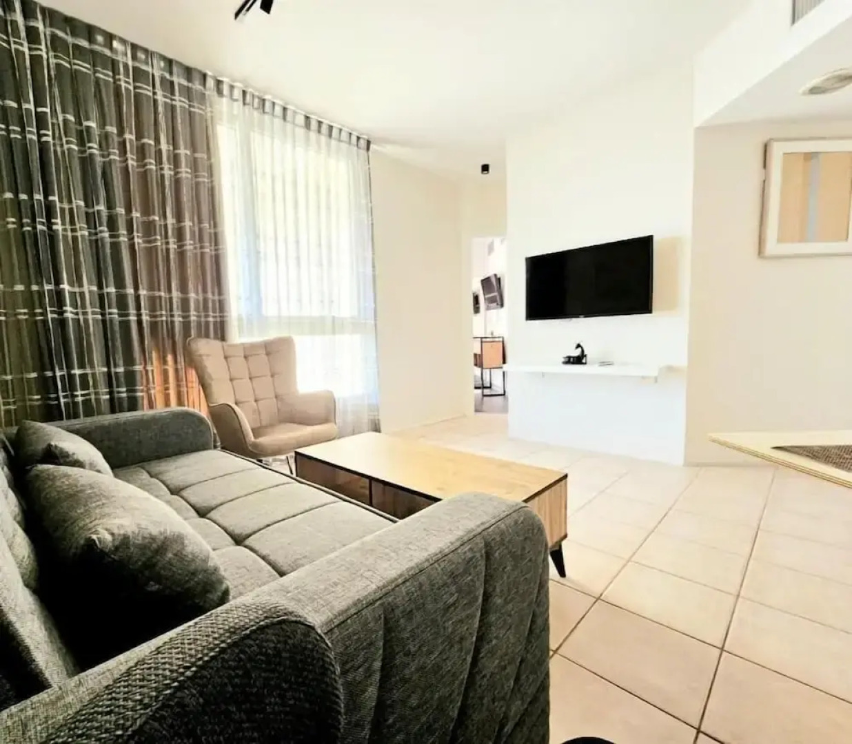 SHaYaSH apartments Leonardo Bat-Yam