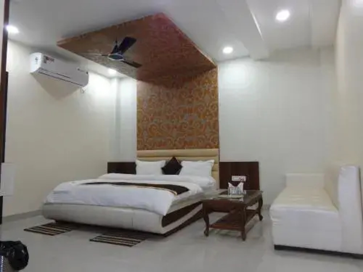 Hotel Prakshi Palace