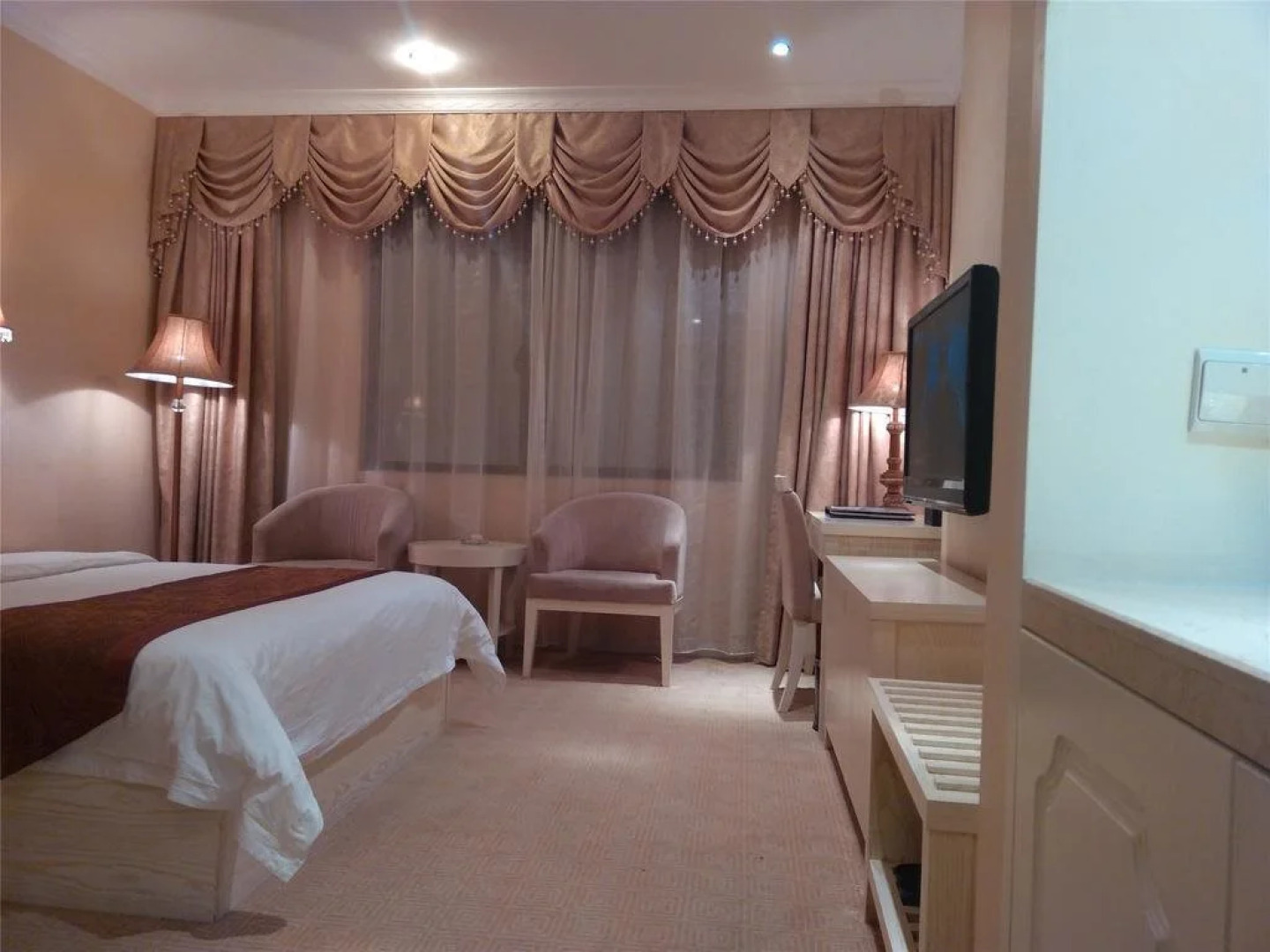 Wuzhishan Huajue Business Hotel