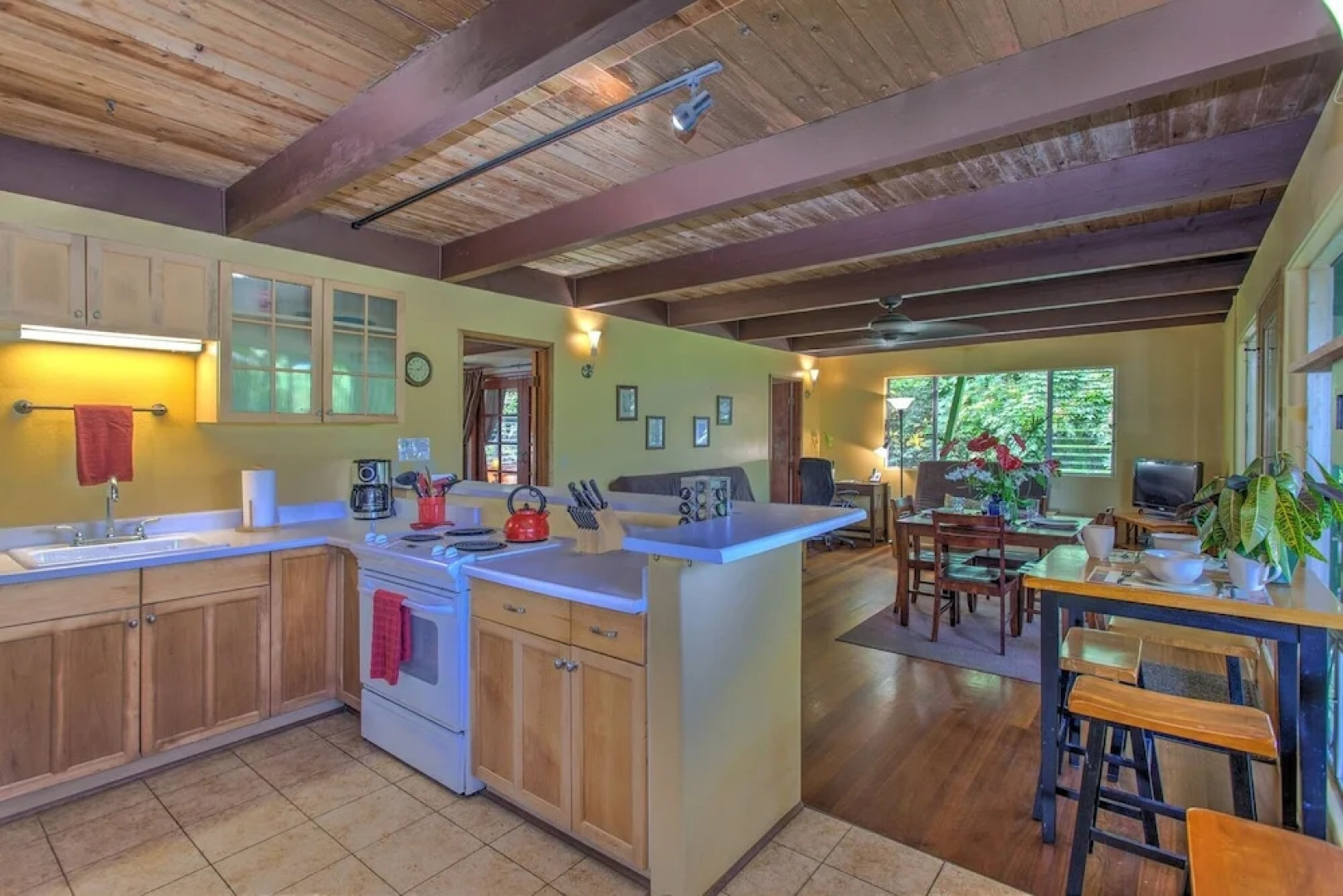 Kehena Treetop 1 Bedroom Home by RedAwning