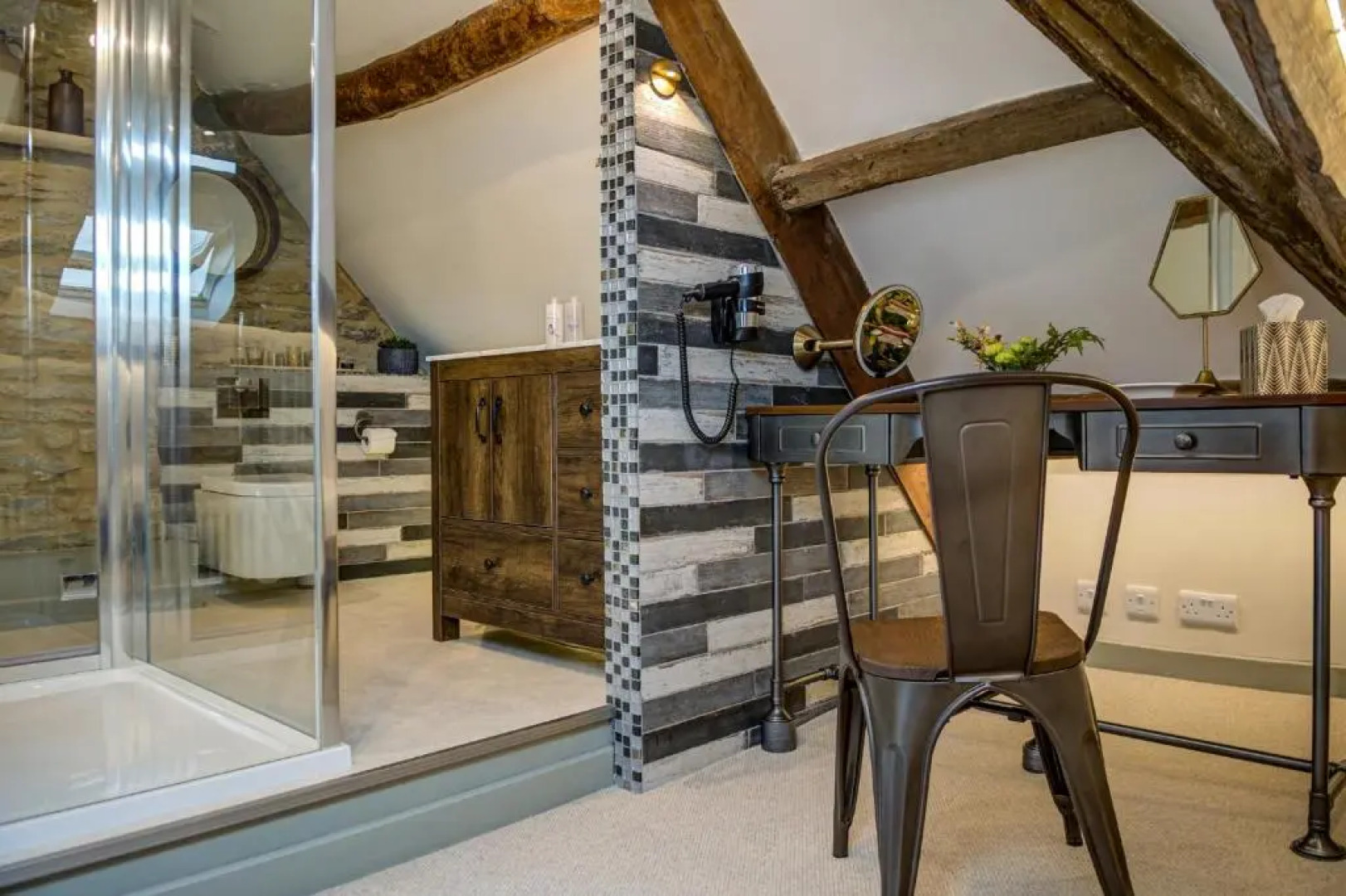 Chic Georgian town house in Cotswold town centre