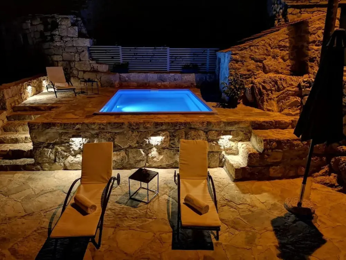 Stone Holiday Home in Brotnice Dalmatia with Outdoor Hot Tub