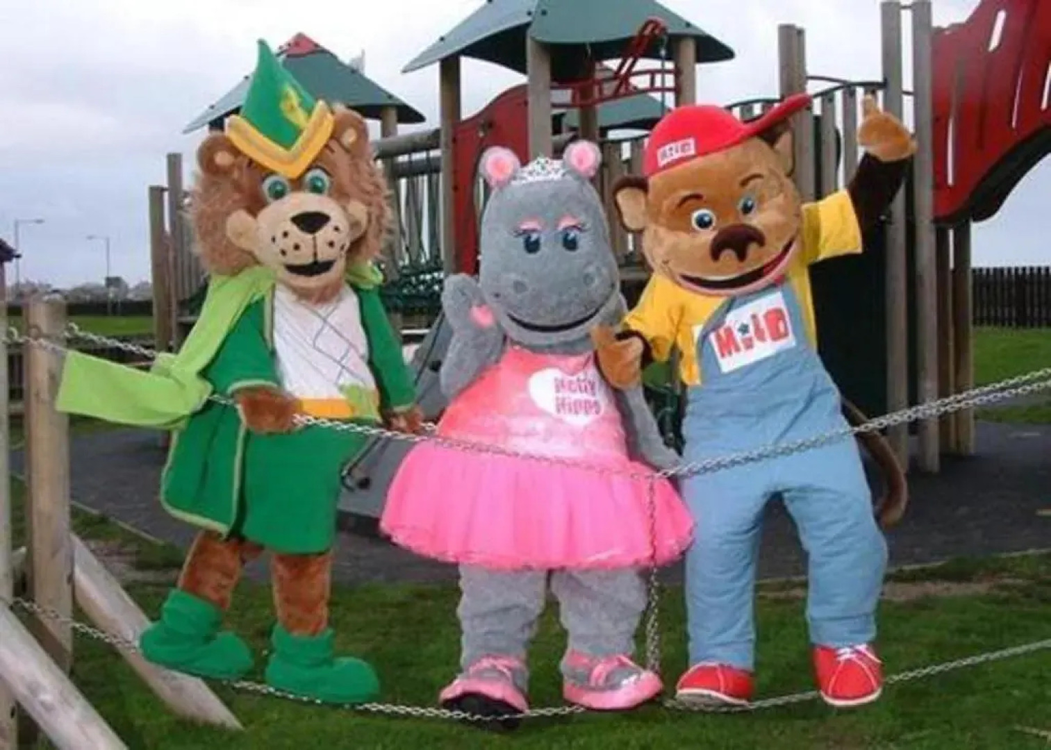 Sleeps 6, Gym, Entertainment, Pool, Beach