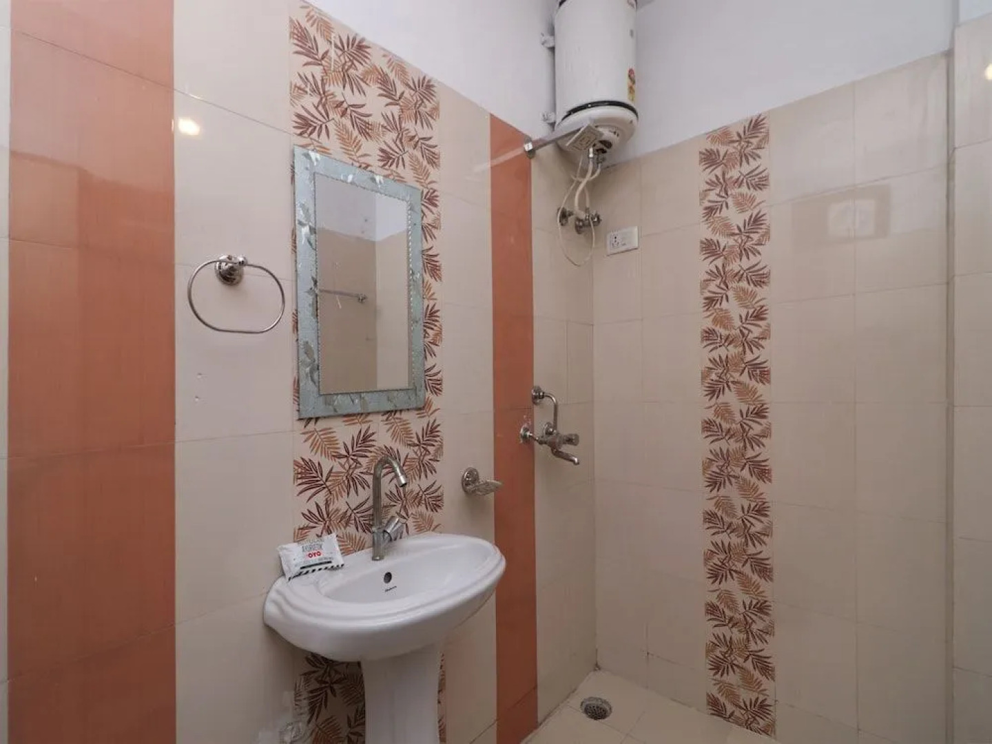 Oyo 29196 Lords Plaza