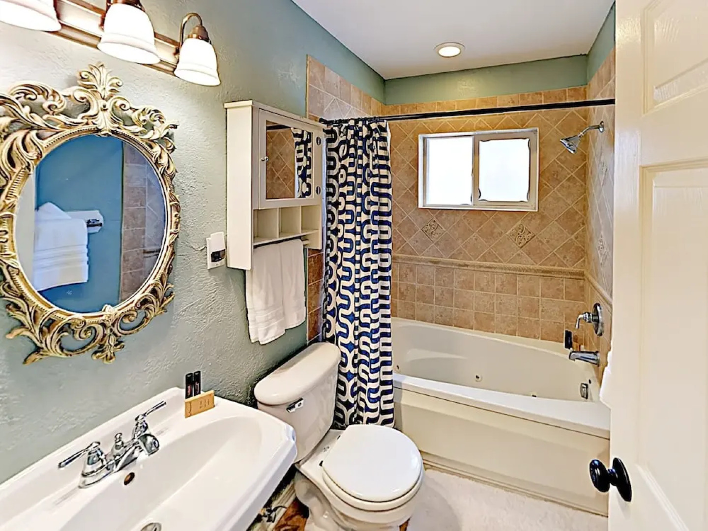 New Listing! Charming Getaway W/ Screened Pool 2 Bedroom Home