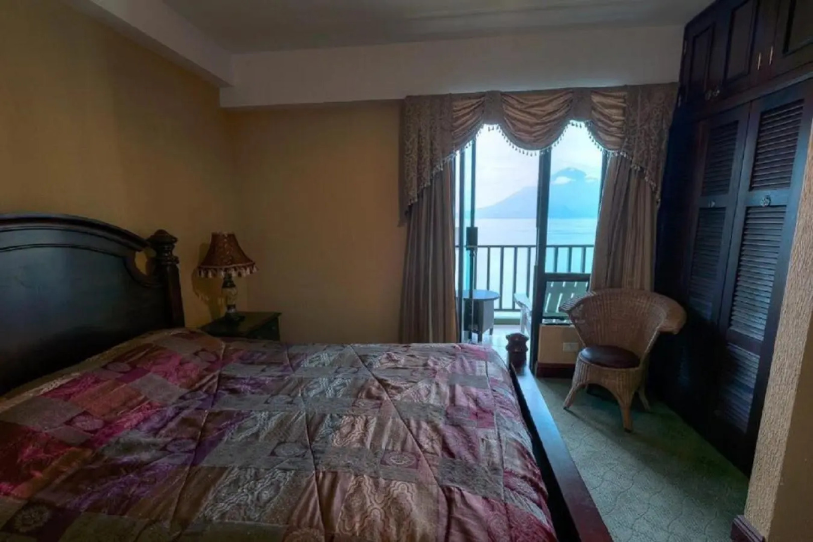 Torres de Atitlan 4 Bdrm-3 Bthrm Full Floor - for 10 people