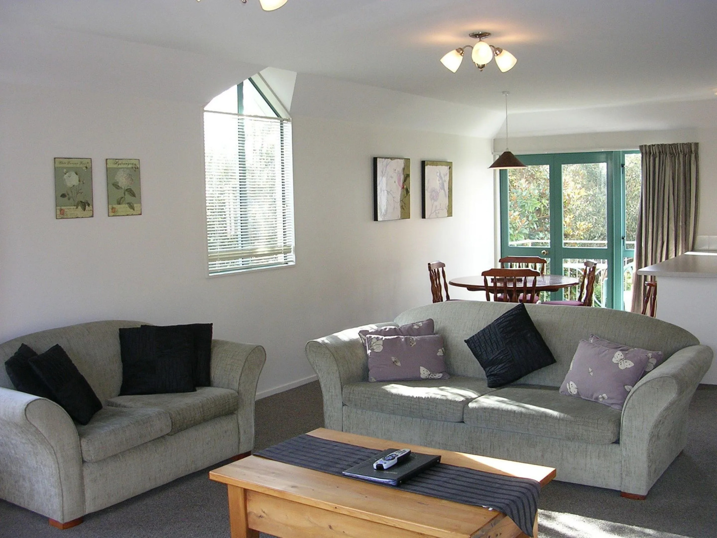 Les Troupes Apartments