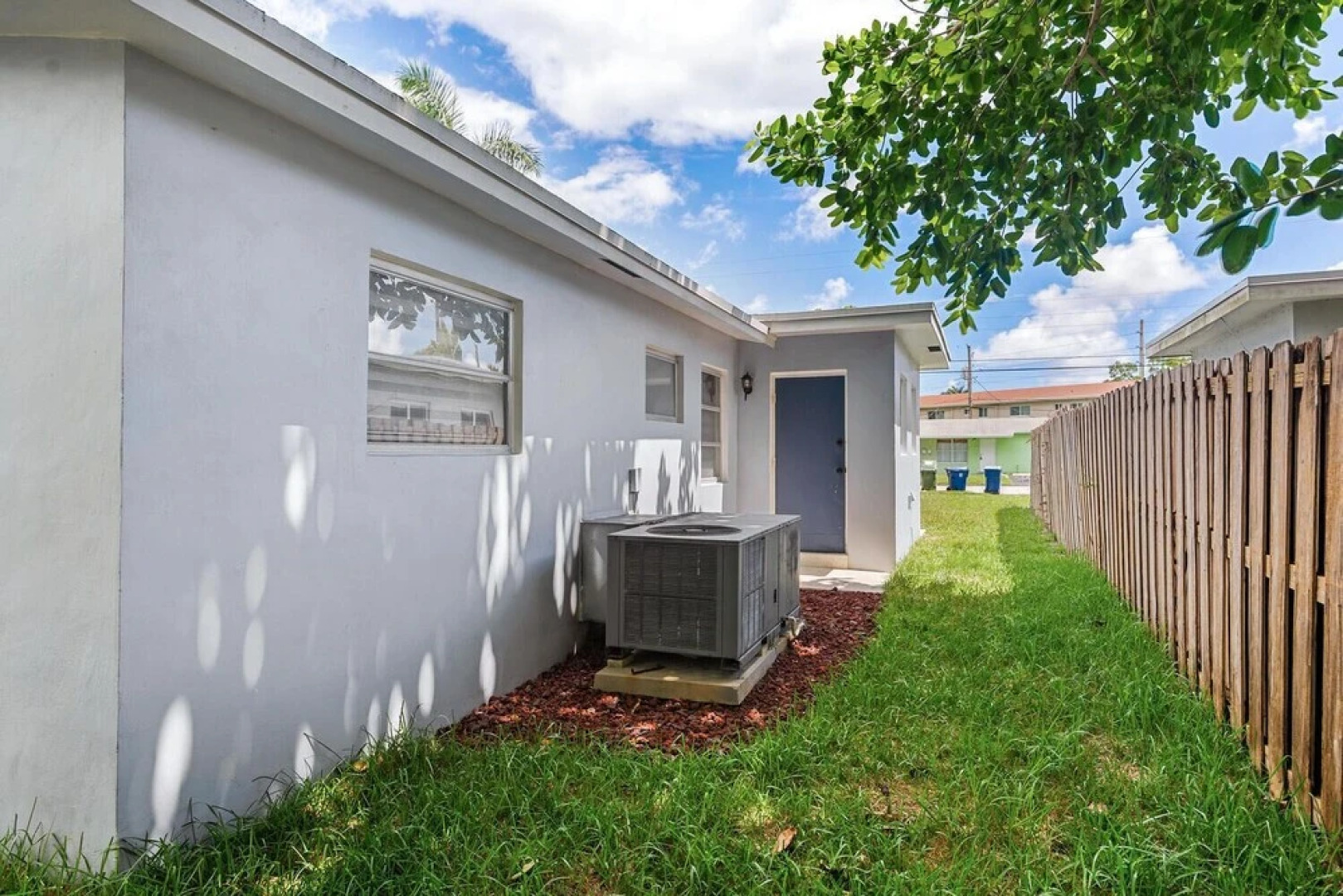 King /Queen Bed Mins from beach. Perfect get-away!