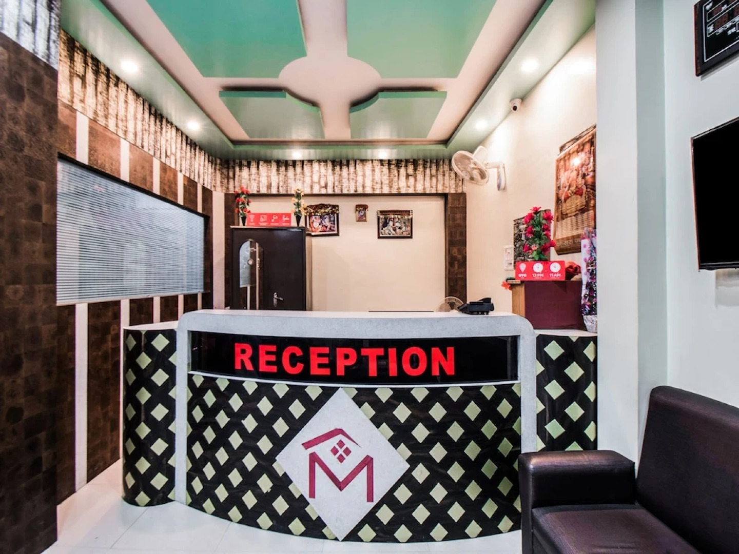 Oyo 28557 Hotel M V International