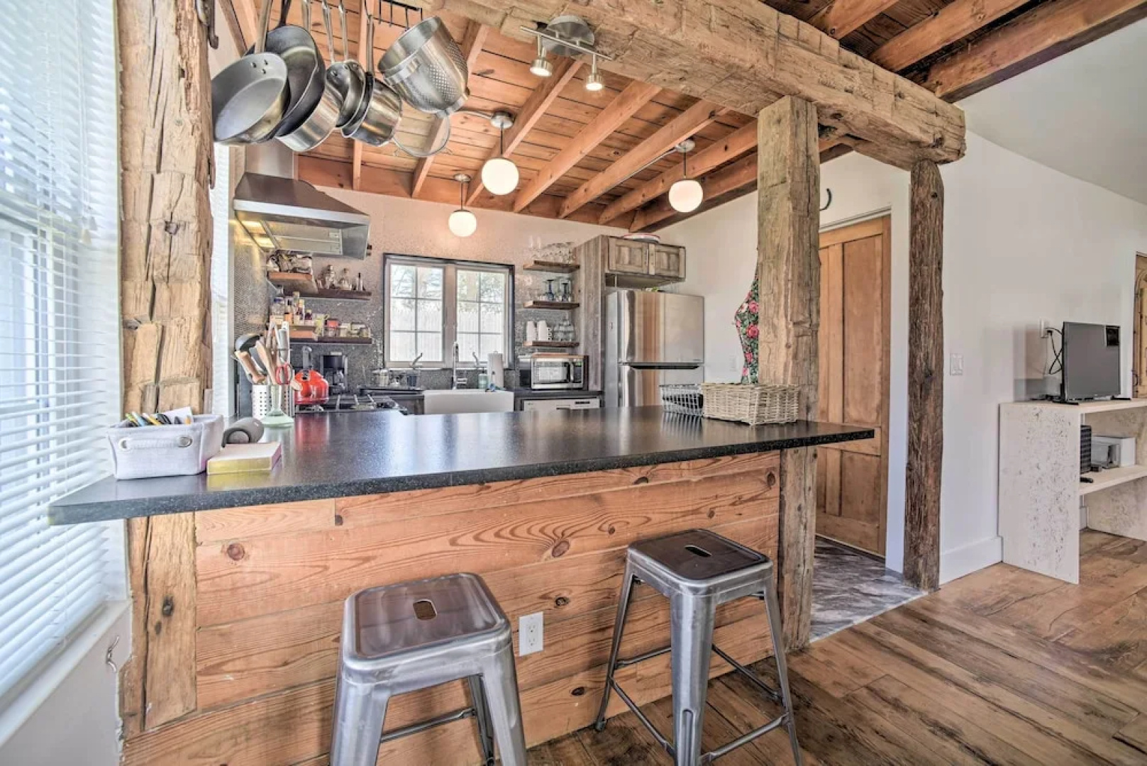 Charming Cottage w/ Yard - 2 Mi to Tinker St!