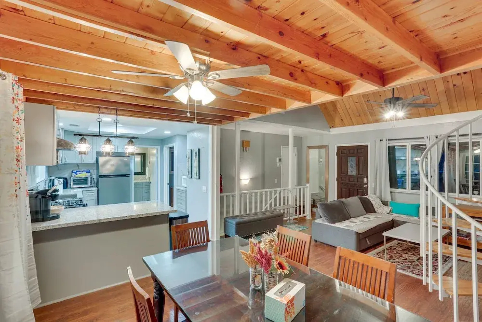 Cabin w/ 2 Decks - 3 Mi to Lake Arrowhead Village!