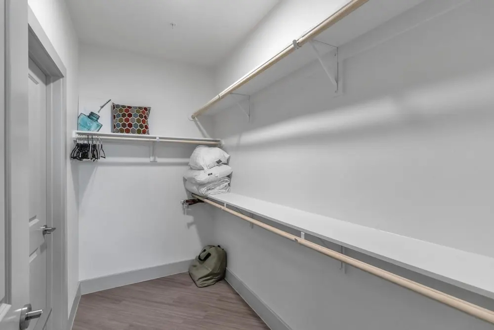 Location! Location! Cozy & Luxe 1 Bedroom Apts by Redawning