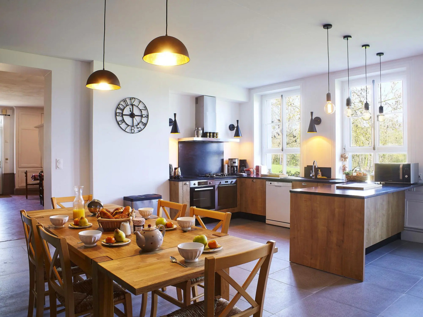 Castle and its outbuildings with terrace in Asnières