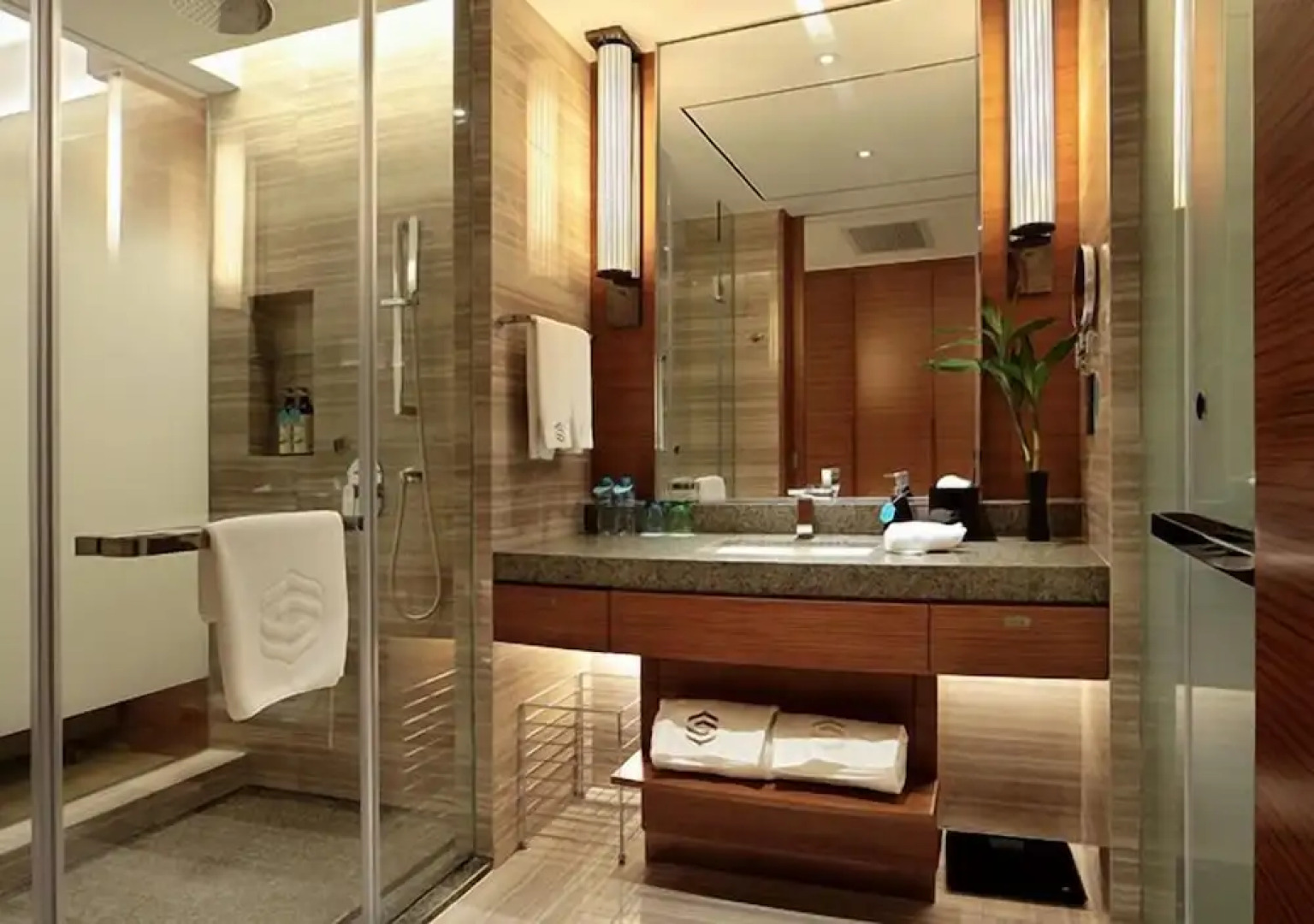 Luan Suntone Plaza Hotel