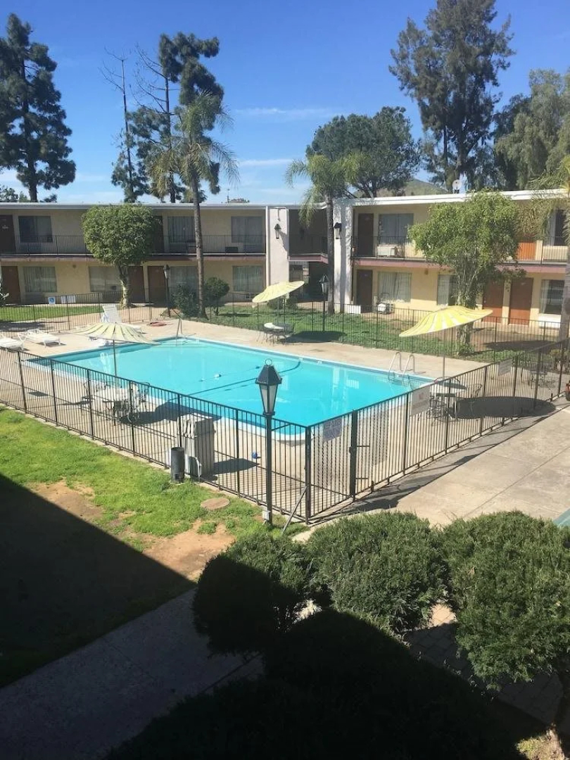 Vista Pines Motel