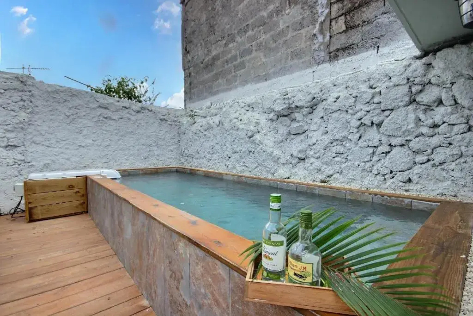 Maison de ville atypique avec piscine, mer à 100m, 2 chambres