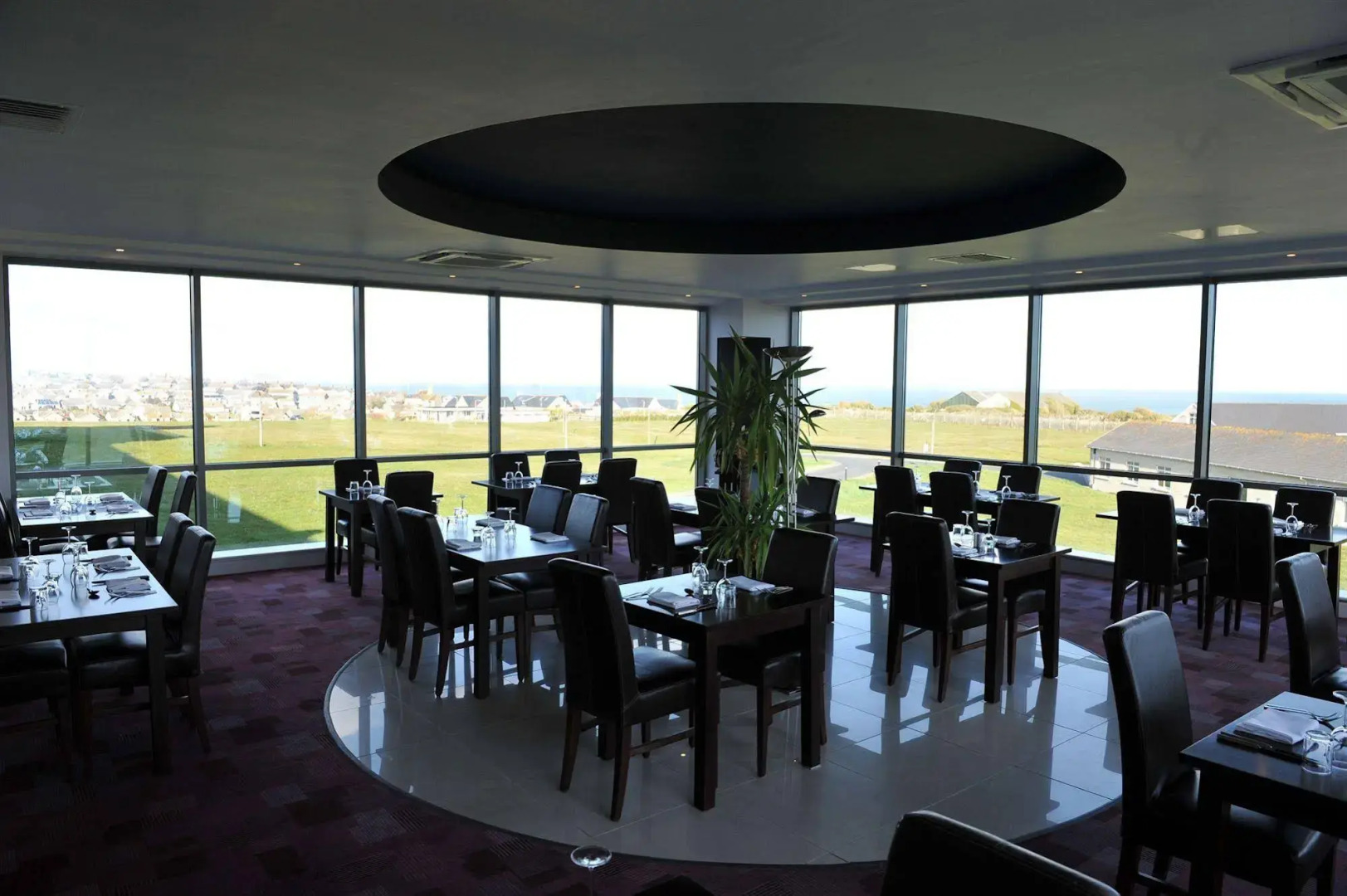 Admiralty Hotel & Restaurant