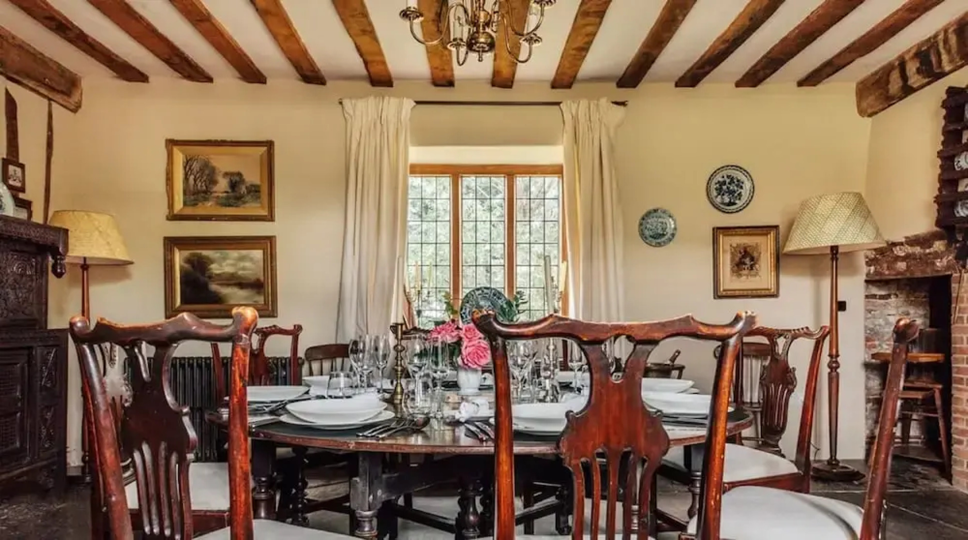 Lavish Tudor Hall Gardens - Sleeps 14