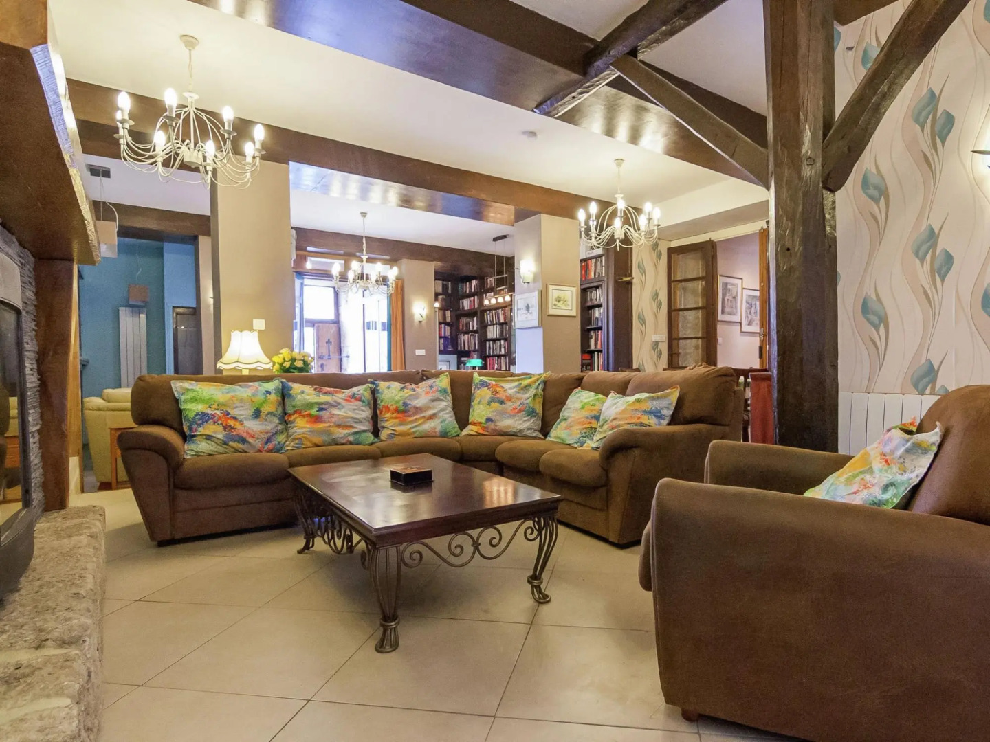 Elegant Holiday Home in Coubjours with heated pool and sauna