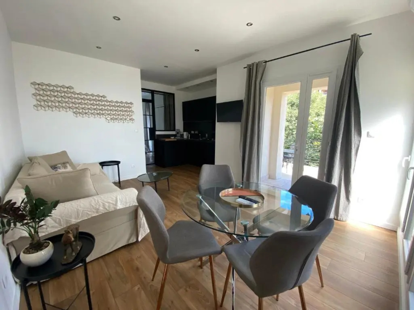 HOME SWEET HOME 2 pièces 42 m2 Chambre, salon, cuisine, grande terrasse, parking proche centre ville et mer
