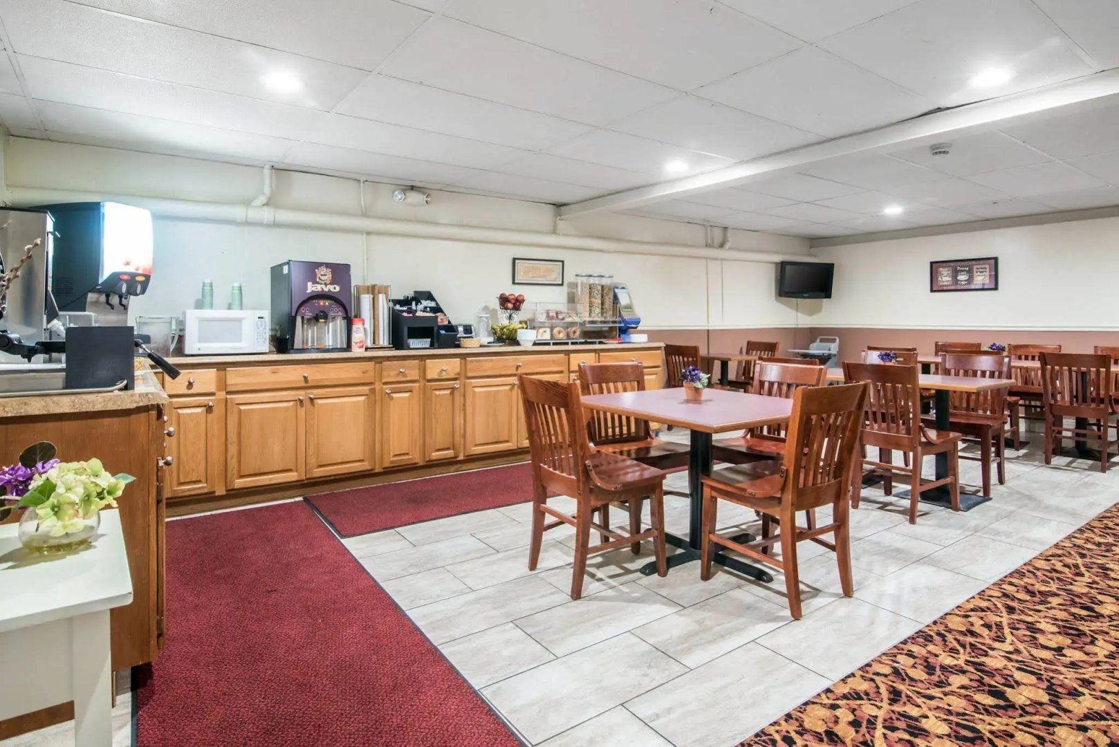 Econo Lodge Inn & Suites