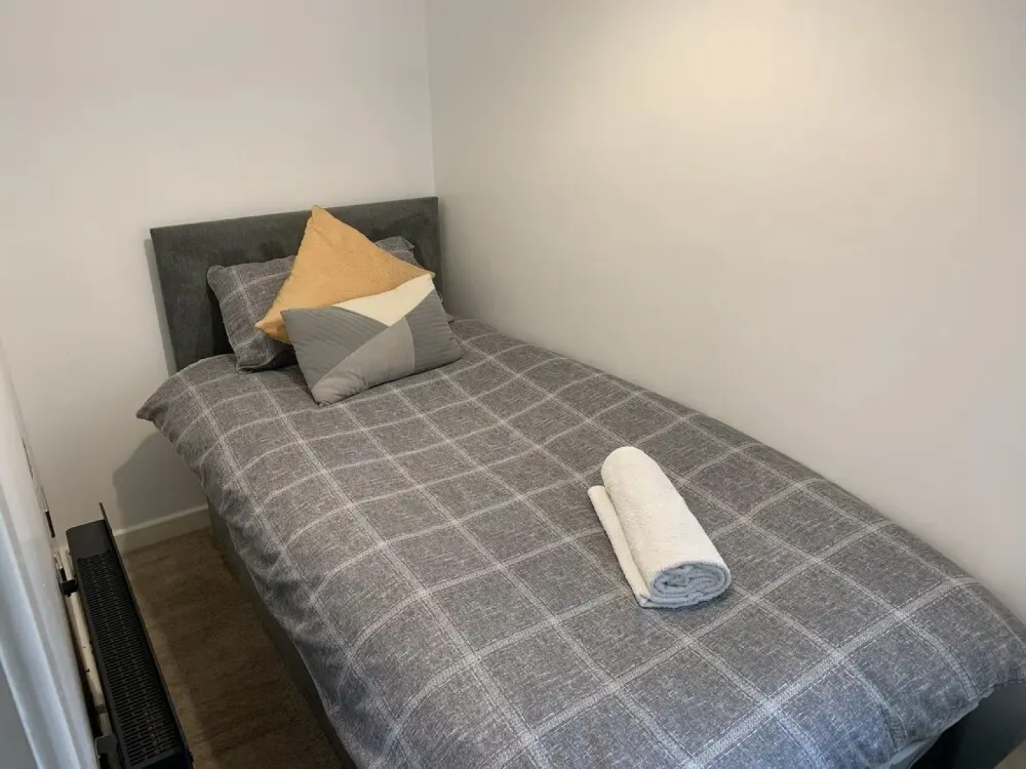 Stylish and Immaculate 2-bed Apartment in Leigh