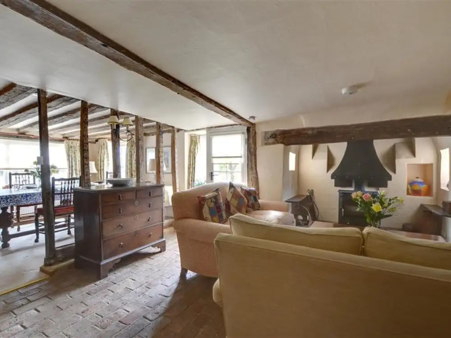 Spacious and Bright Accommodation Full of Original Beams and Antique Furniture