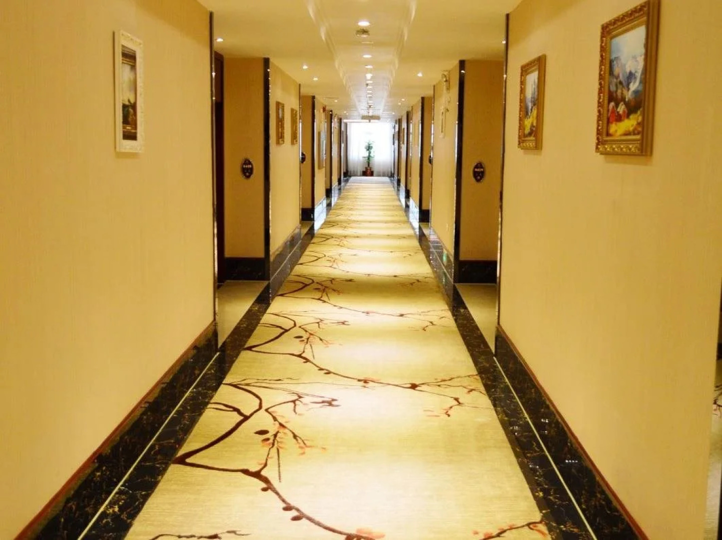 Huayi Business Hotel