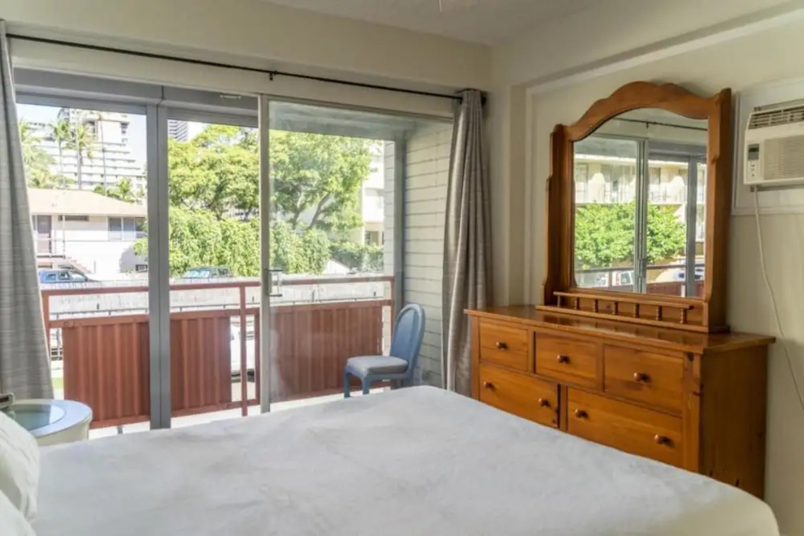 Waikiki Condo Rental - Hawaiian King
