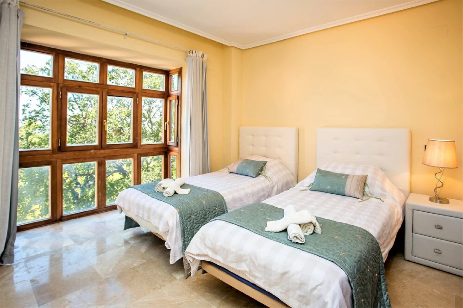 2 Bed Apartment with Mountain and Sea Views VDS33