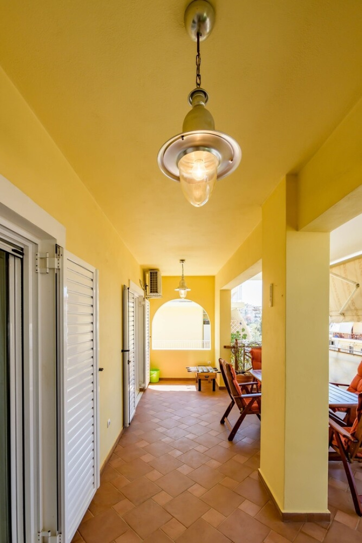 3br maisonette close to metro station
