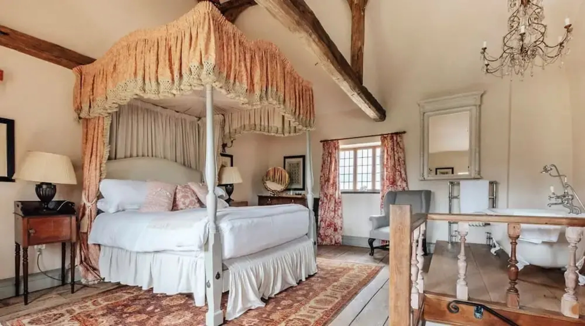 Lavish Tudor Estate Gardens - Sleeps 25