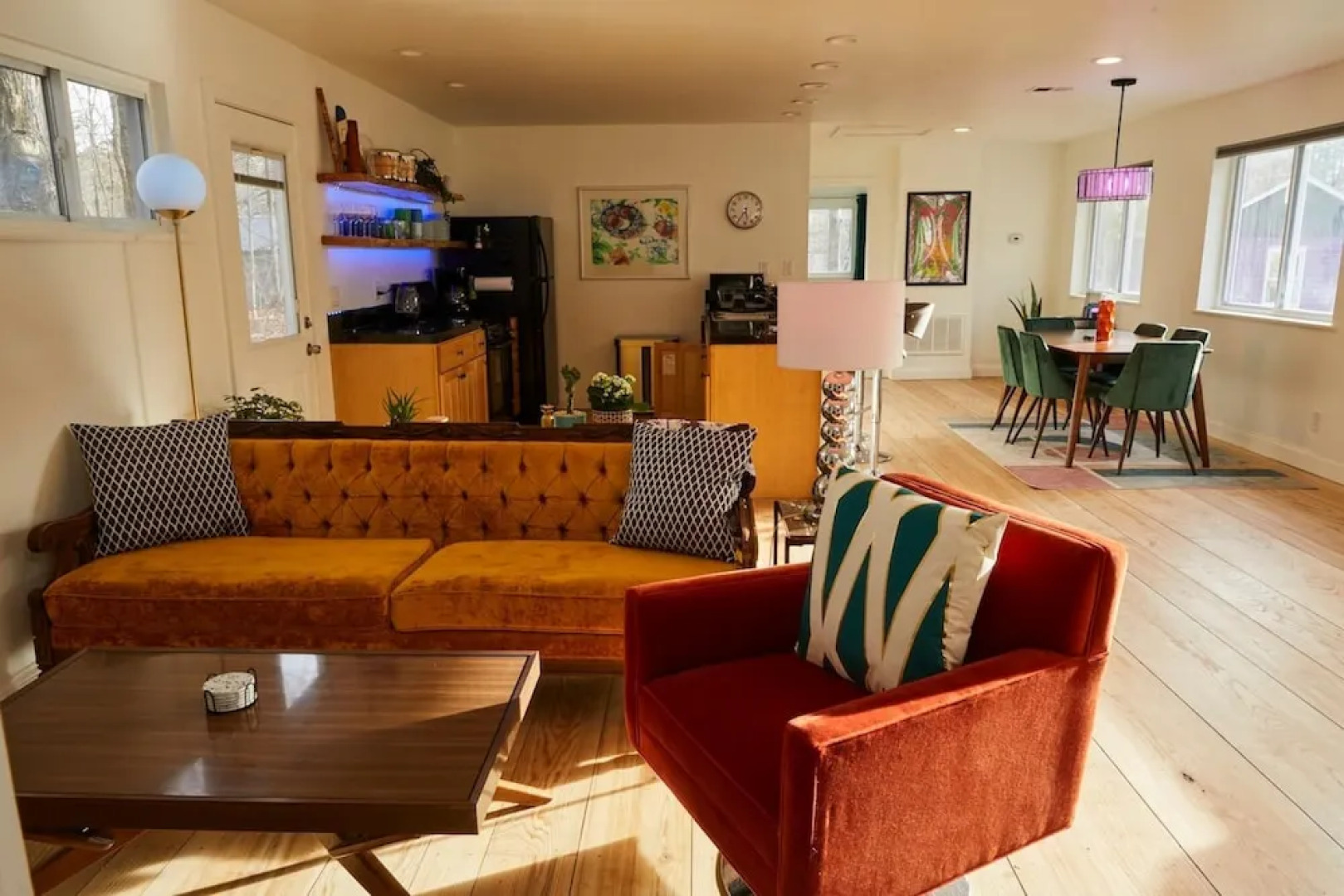 Mountain Retreat w hot tub Near Waterfalls