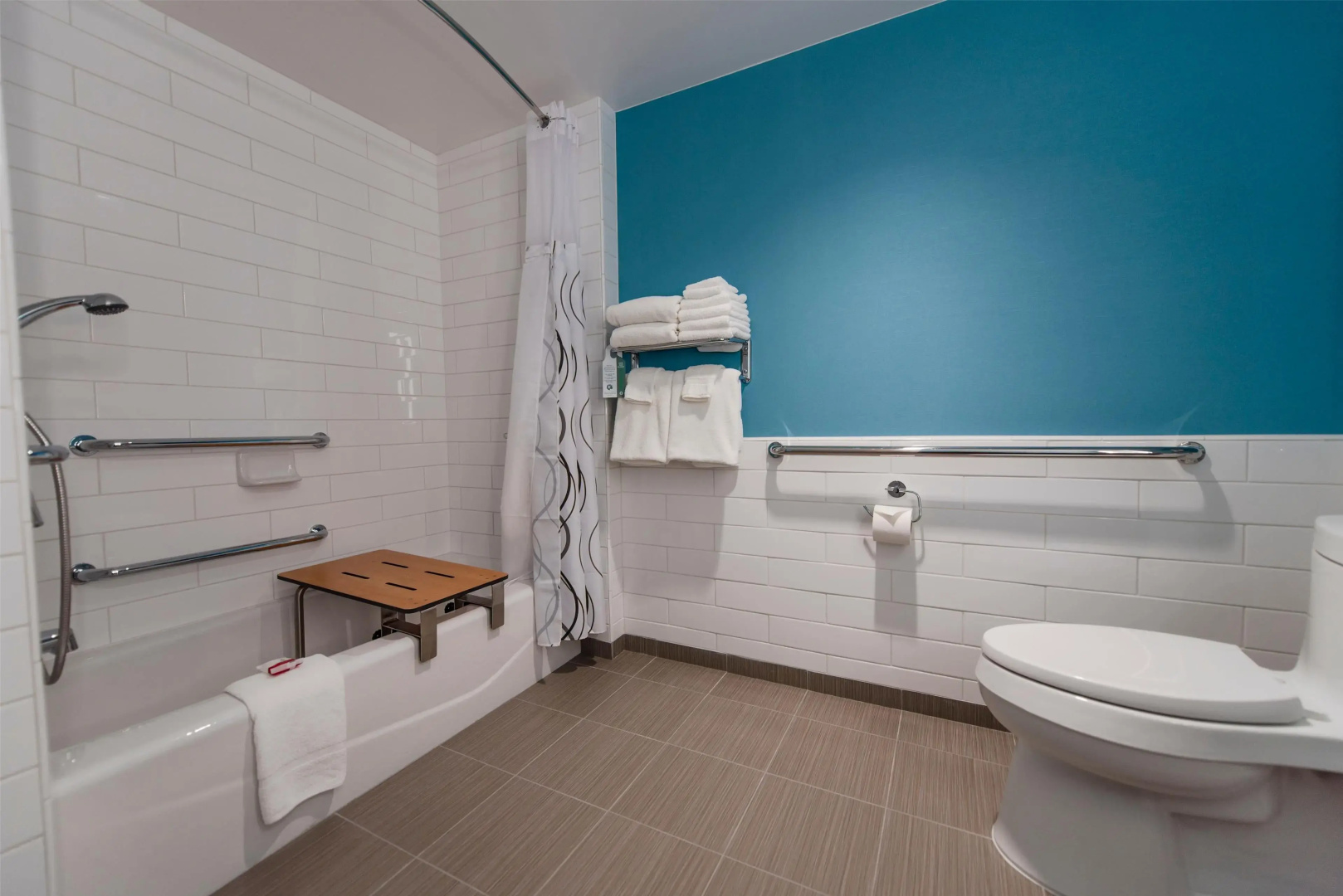 Howard Johnson by Wyndham Anaheim Hotel & Water Playground