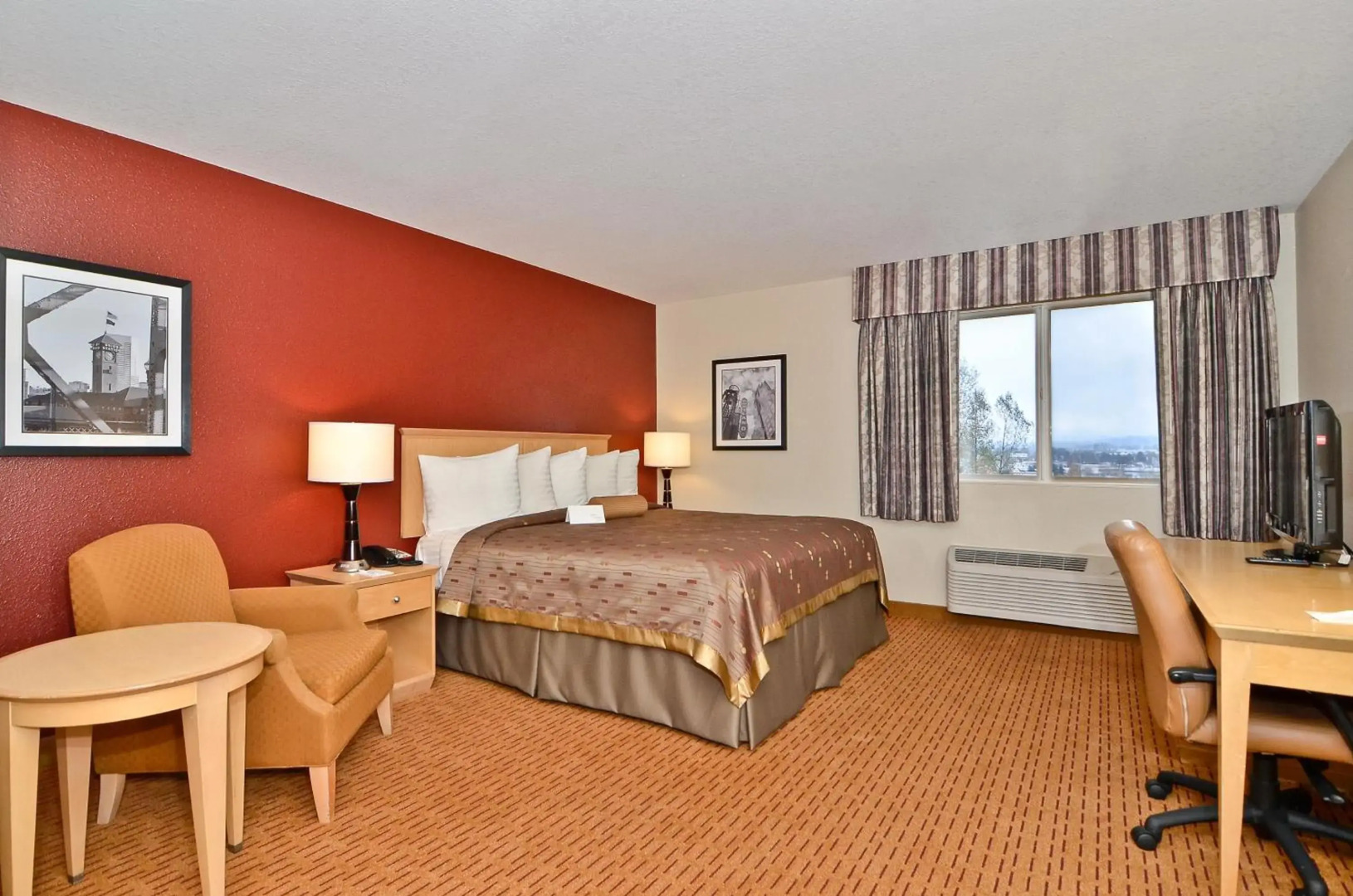 Clackamas Inn & Suites