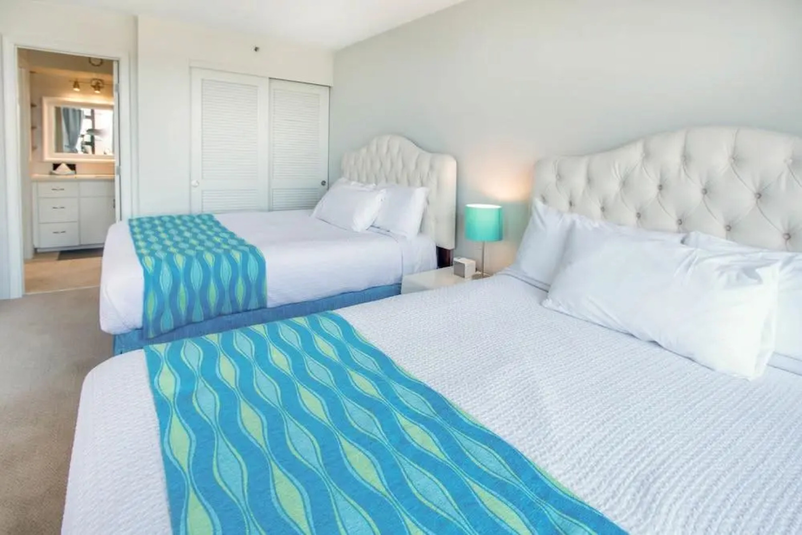 Waikiki Banyan - Ocean View Tower 1 Suite 3209