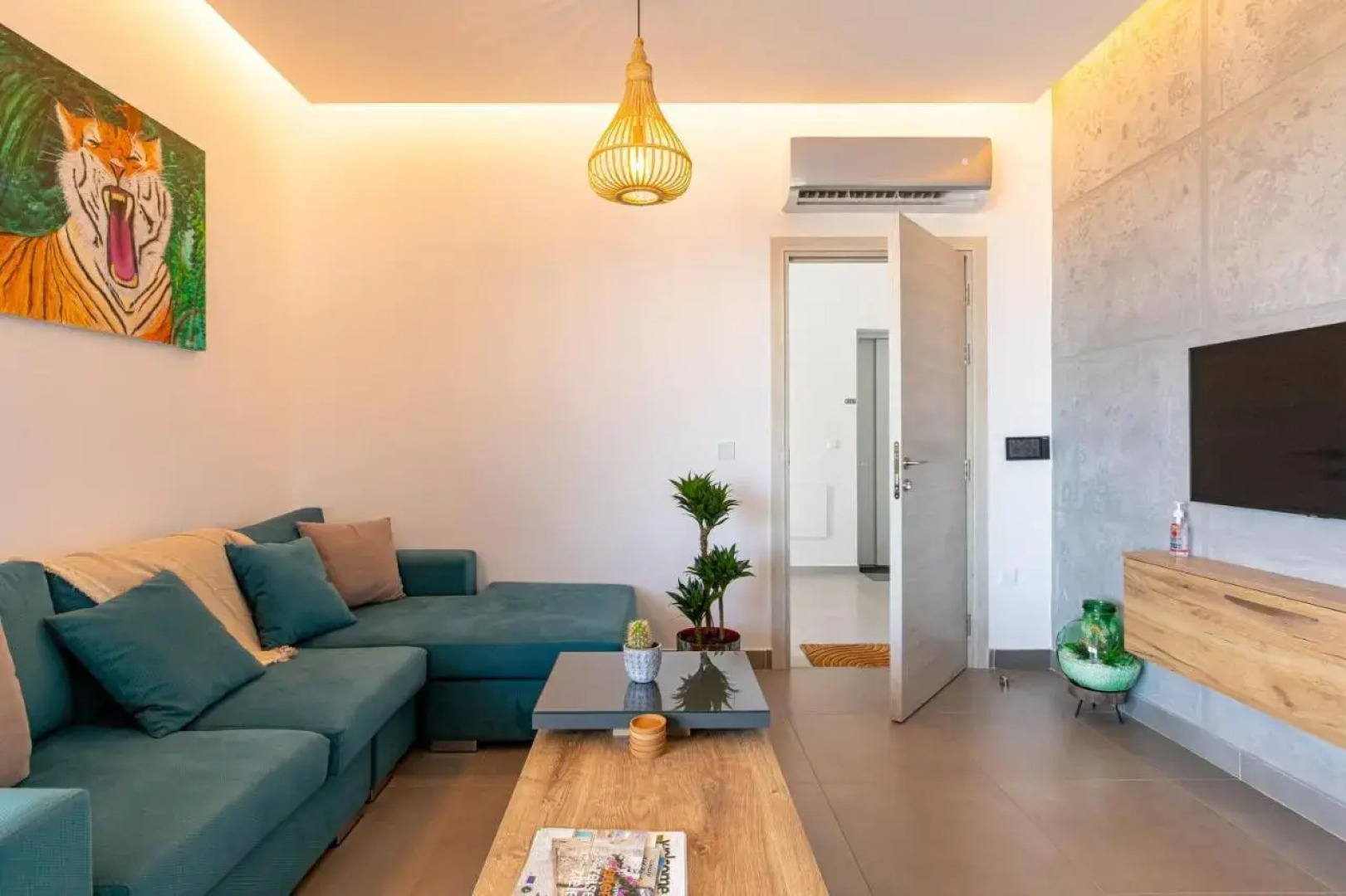 Eagles Nest- 2BR stylish, free park, Netflix