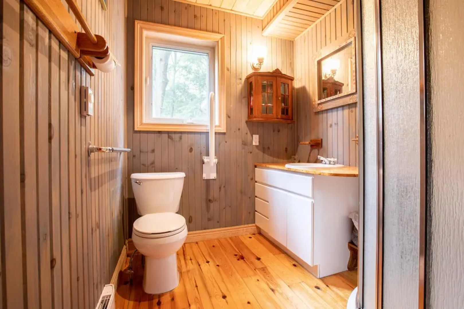 Wildflower Cottage A Fantastic boat access family cottage with a spectacular 500' of waterfront!