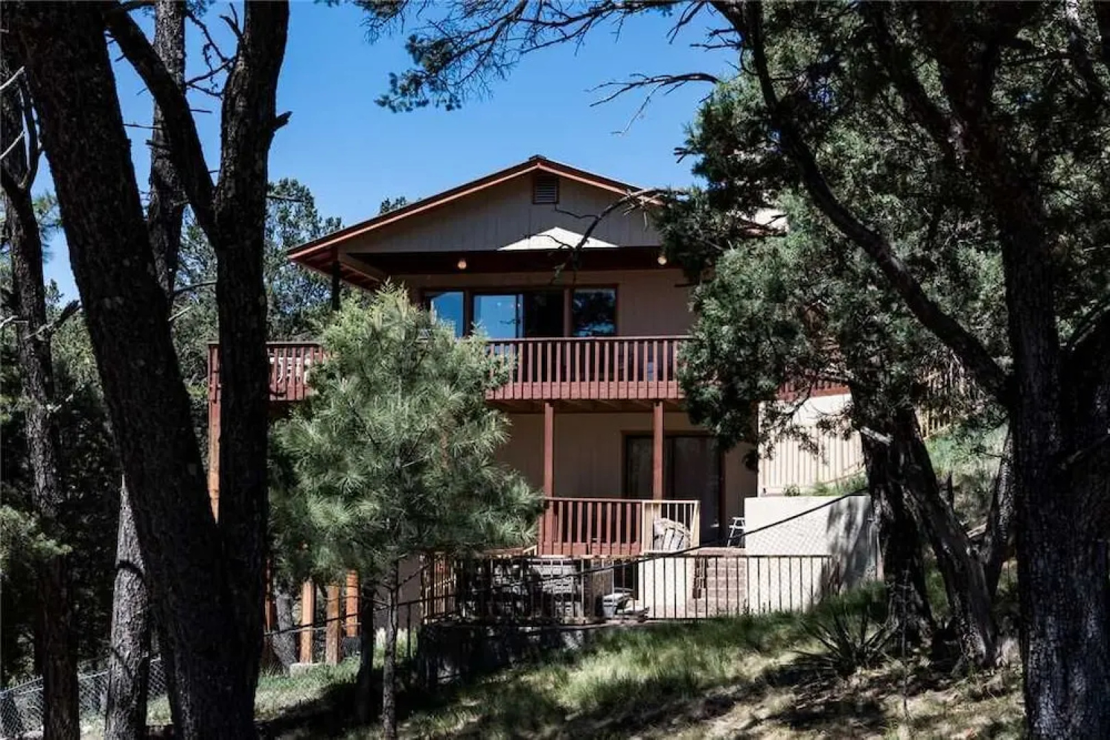 2 Sisters Mountain Home - Three Bedroom Cabin with Hot Tub