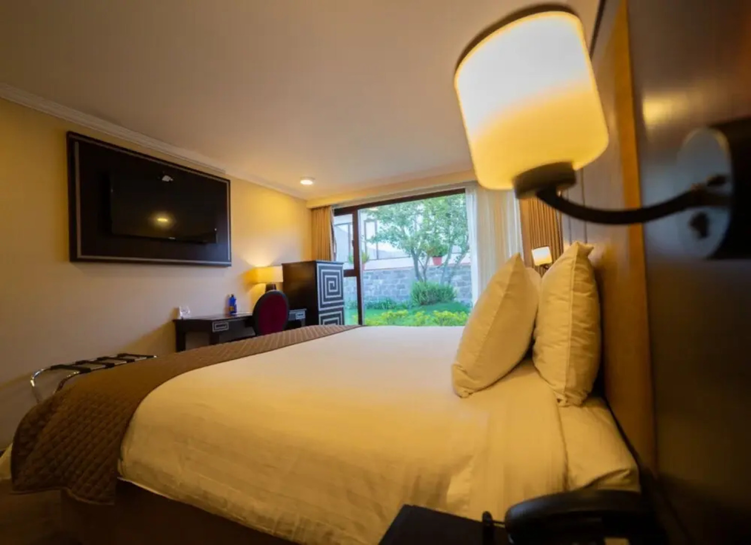 Quindeloma Art Hotel And Gallery