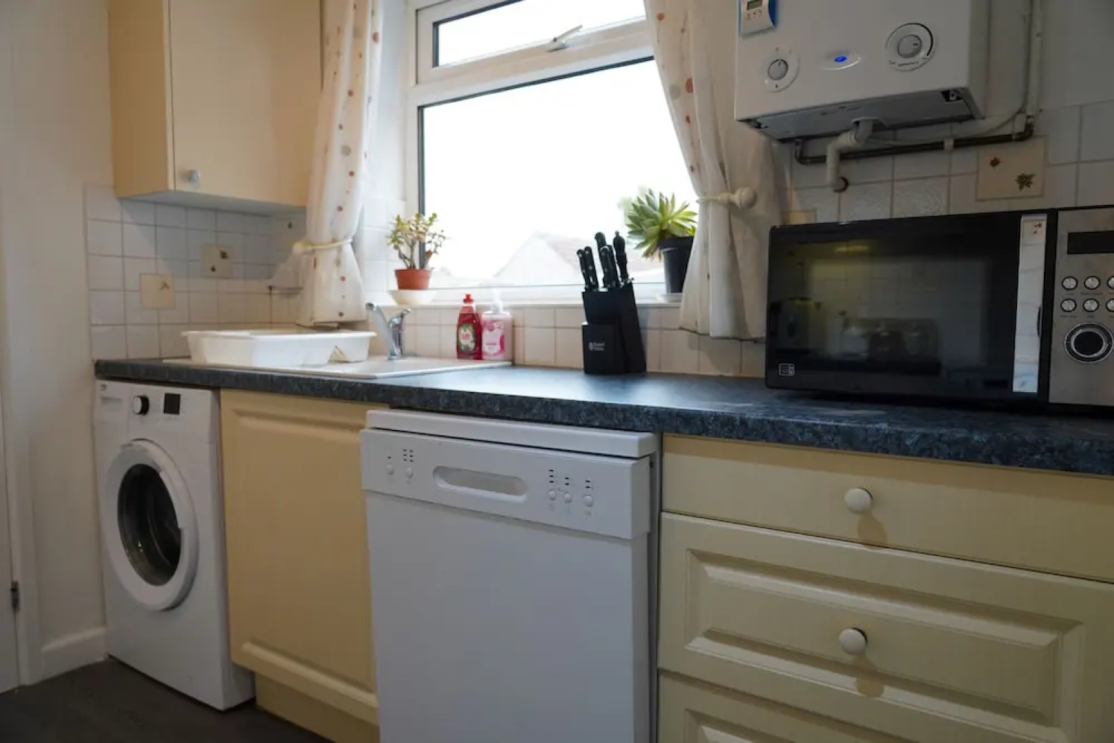 4 Bedroom Home - Sleeps 10 - Free Parking