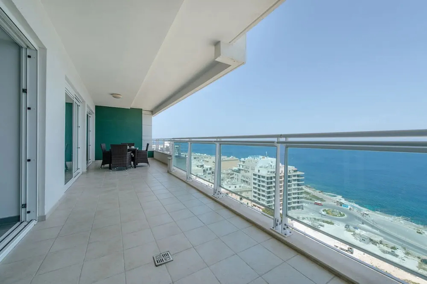 Seafront Luxury Apartment Incl Pool