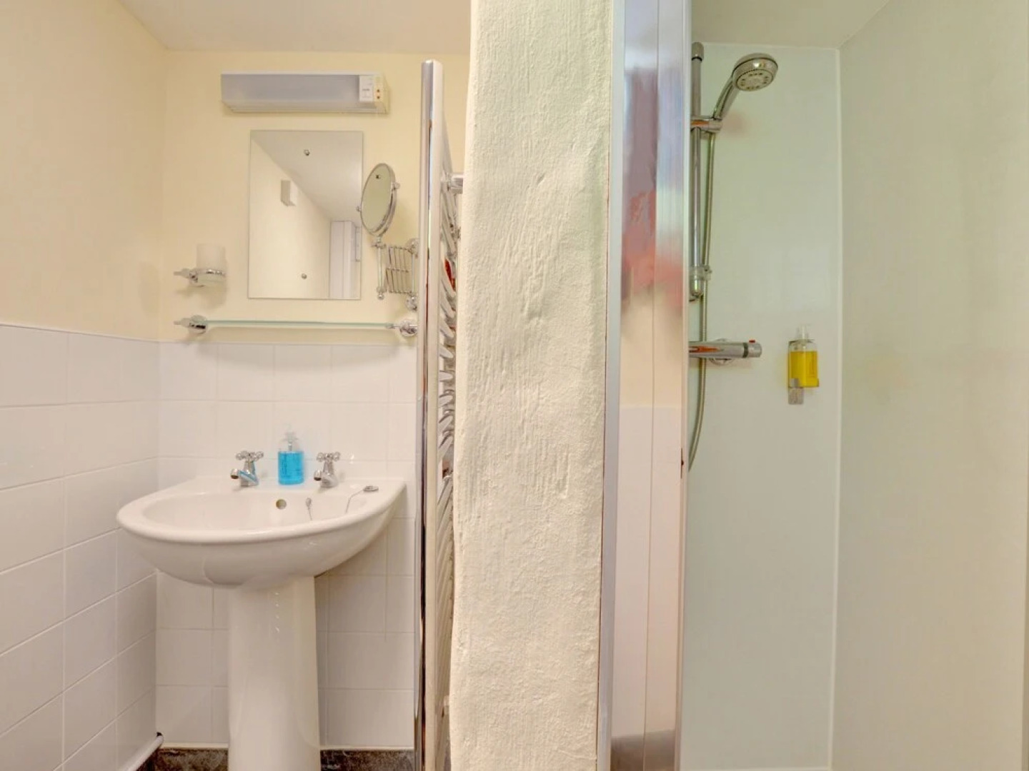 Pretty Holiday Home With Sunny Garden and a Comfortable Four-poster bed