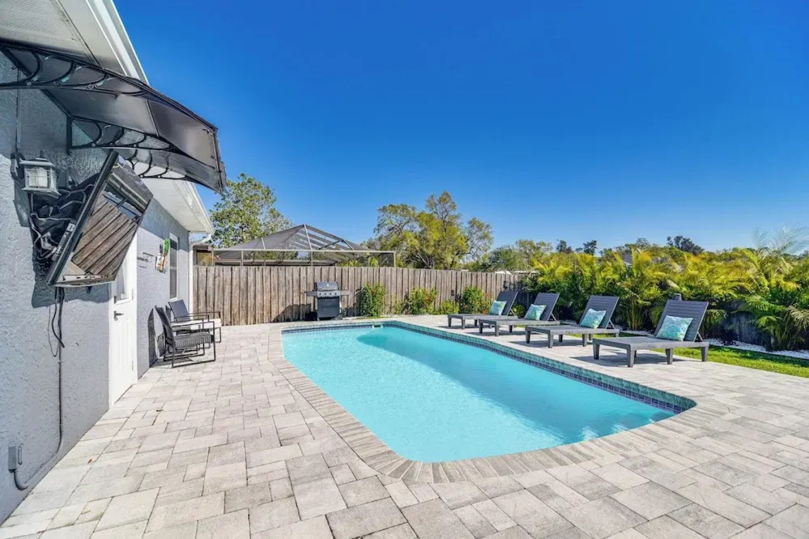 10 Mi to Dtwn St Petersburg: Mod Central Getaway