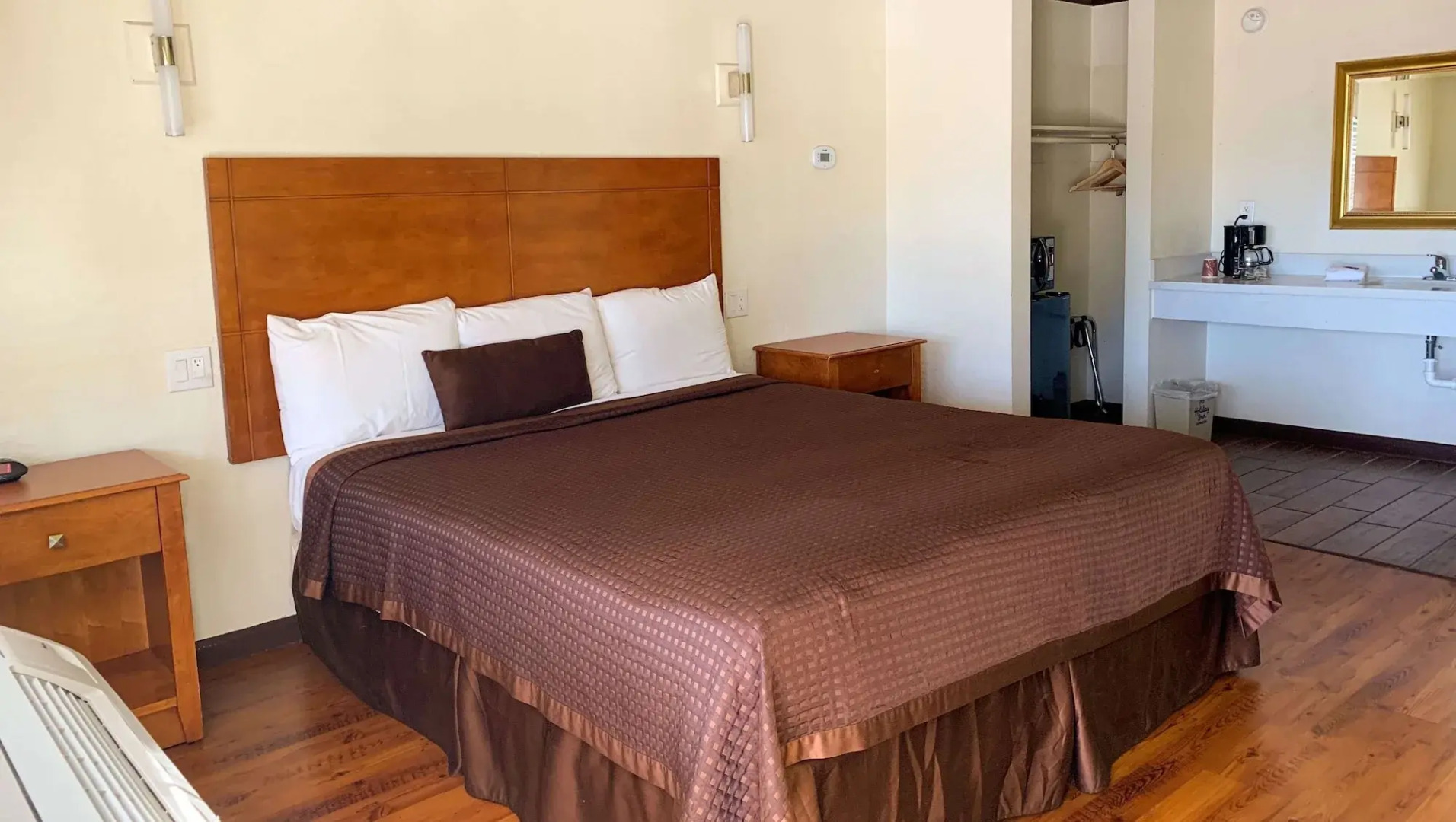 Anchorage Inn Lakeport