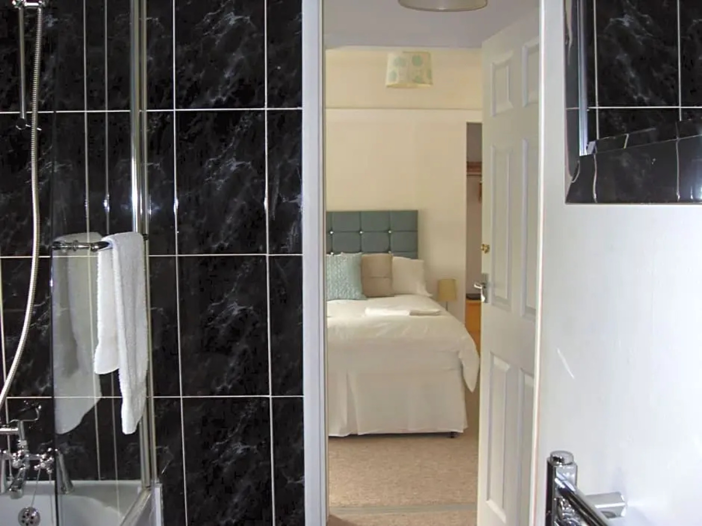 Dol aur Bed and Breakfast