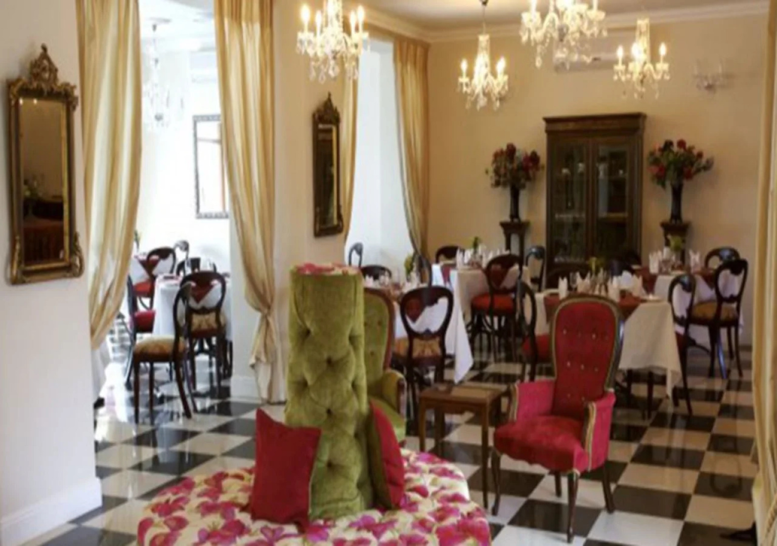 The Victorian 1906 Hotel